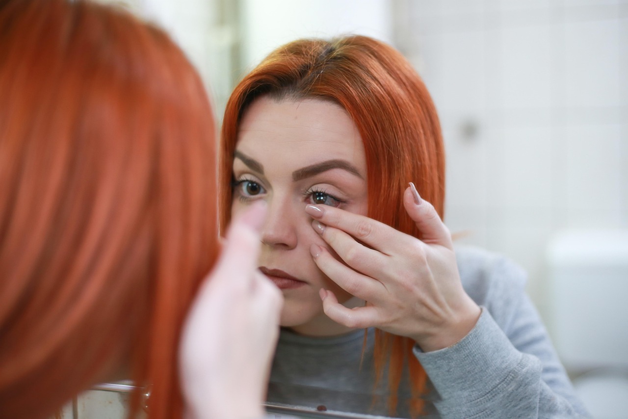 dziewczyna zakładająca soczewki kontaktowe
